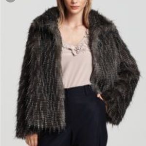 💕Beautiful Trina Turk feathered faux fur coat